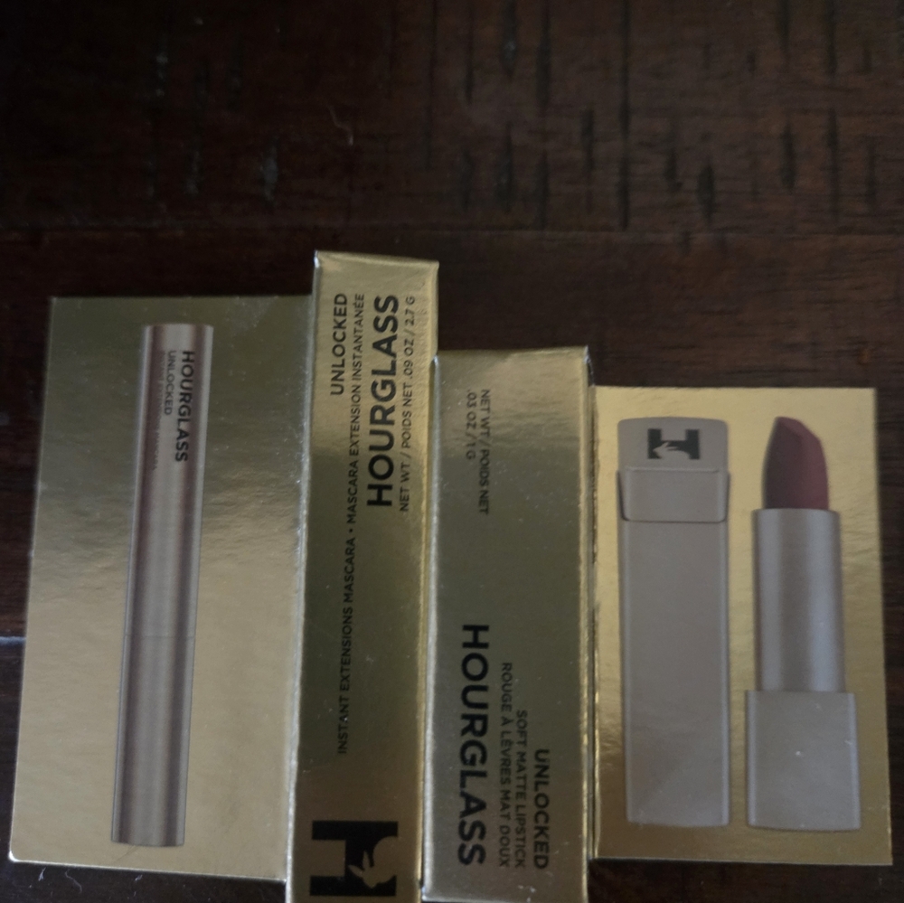 Hourglass Unlocked Soft Matte Lipstick in Mauve